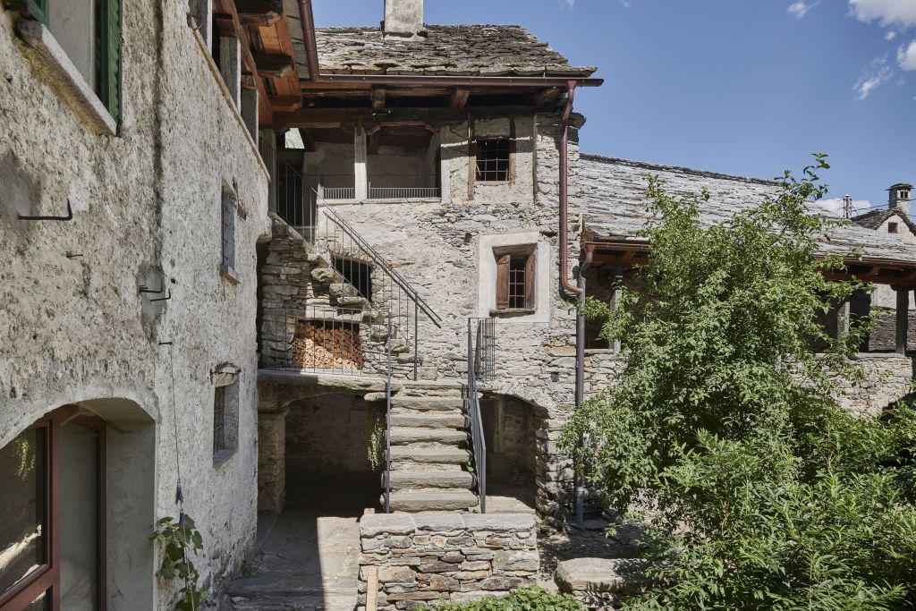 Die Casa Portico in Moghegno (Tessin) kann bei Ferien im Baudenkmal gemietet werden; Foto: Studio Gataric